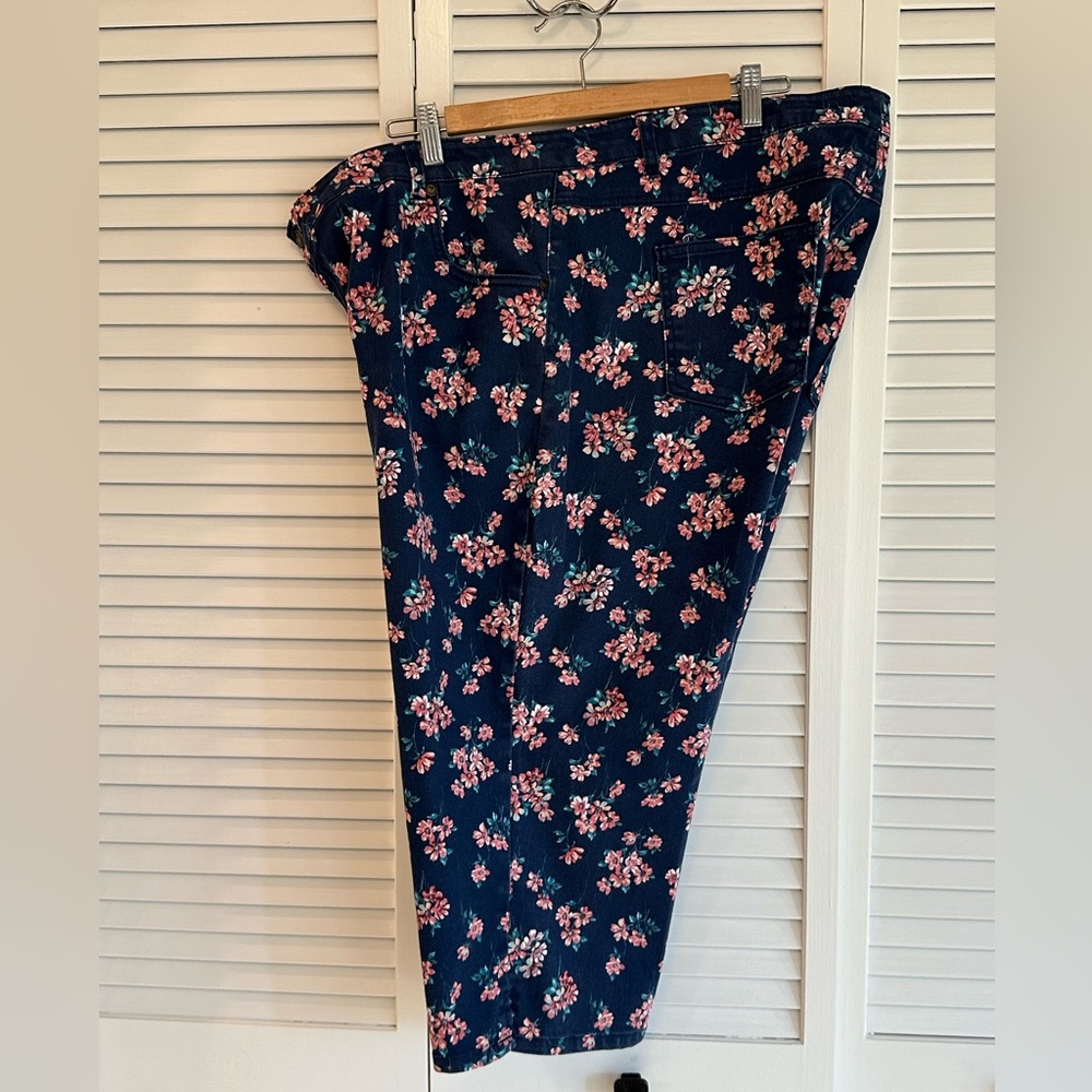 🐧3/$15 or 5/$20 - Natural Woman Floral Capri Pants GUC - Picture 5 of 6